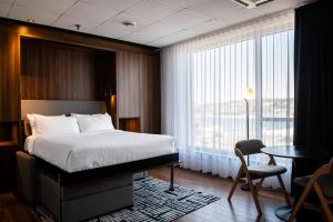 Postel nebo postele na pokoji v ubytování Hotel Chicoutimi, affilié à Hyvi