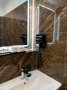 a bathroom with a sink and a mirror at Mooncity Hotel & Boardinghouse in Frankfurt