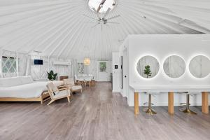 Una cama o camas en una habitación de A Romantic Getaway in this Luxurious Yurt for Couples in Wimberley, TX