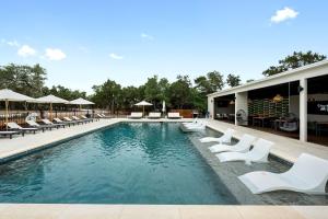 La alberca dentro o cerca de A Romantic Getaway in this Luxurious Yurt for Couples in Wimberley, TX