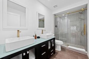 Un baño de A Romantic Getaway in this Luxurious Yurt for Couples in Wimberley, TX