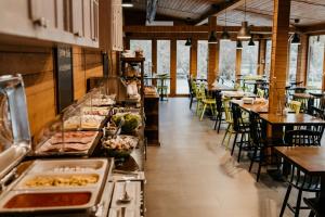 restauracja z bufetem ze stołami i krzesłami w obiekcie Hotel Yarden by Artery Hotels w Krakowie