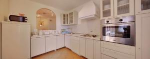 Kuchyň nebo kuchyňský kout v ubytování Apartman Osijek