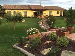 a garden in front of a house at Agriturismo "Le Rondinelle" in Valiano