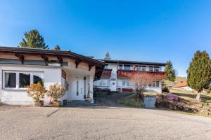 une maison avec une allée devant dans l'établissement Fidelis-Bühl Muggenbrunn, à Todtnau