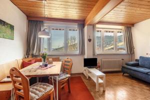 un salon avec une table et un canapé bleu dans l'établissement Fidelis-Bühl Muggenbrunn, à Todtnau