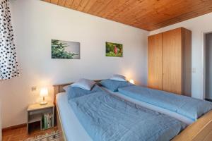 deux lits dans une chambre avec des draps bleus dans l'établissement Fidelis-Bühl Muggenbrunn, à Todtnau