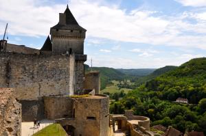Ein Schloss mit Leuten, die auf der Seite stehen. in der Unterkunft Maison de campagne pour 4 proche de Sarlat in Saint-Martial-de-Nabirat