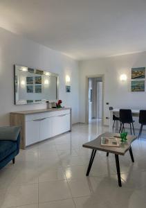 Gallery image of Murphy Holiday Homes - Nicoletta Rooms in La Maddalena +31 photos