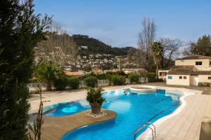 una piscina in un cortile con una casa di Les Lingoustes - Cottage climatisé avec piscine a Solliès-Toucas