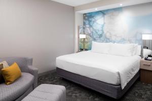 Courtyard by Marriott Hilton Head Island客房内的一张或多张床位
