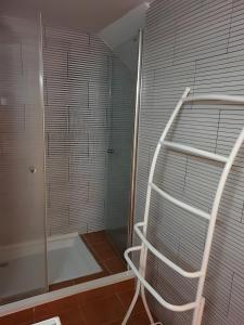 eine Dusche mit einer weißen Leiter im Bad in der Unterkunft Pure luxury and comfort La Oliva in La Playa de Tauro