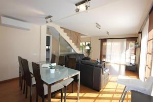 ein Esszimmer und ein Wohnzimmer mit Tisch und Stühlen in der Unterkunft Pure luxury and comfort La Oliva in La Playa de Tauro