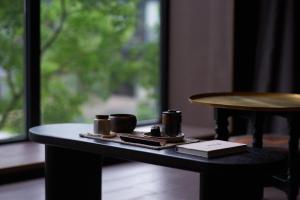 Příslušenství pro přípravu čaje a kávy v ubytování Yixing Yuzizai Bamboo Sea Resort