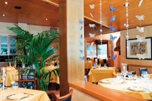 Reštaurácia alebo iné gastronomické zariadenie v ubytovaní Hotel Carnia