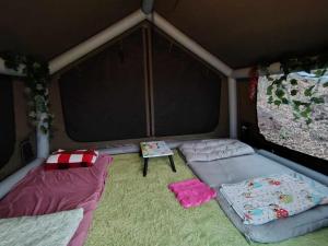 Garden de Arts في باي: خيمة فيها سريرين وطاولة فيها +24 صورة