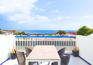 a table on a balcony with a view of the ocean at Praia da Rocha in Portimão