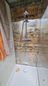 a shower in a room with a window and a toilet at Le monde d'Echozellia - Tente M in Saint-Germain-des-Champs