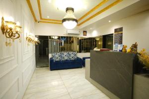 塞恩Hotel Blissful的一间客厅,里面设有蓝色的沙发