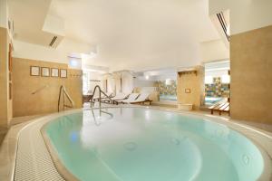 duża wanna z hydromasażem w pokoju hotelowym w obiekcie Boutique Hotel Szárcsa w Székesfehérvárze