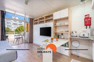 Η κουζίνα ή μικρή κουζίνα στο #255 Oura Cilla by Home Holidays
