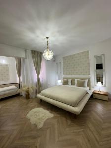 奥托佩尼Vila Zoe BucharestAirport&Therme&Parking Otopeni的一间带大床和吊灯的卧室