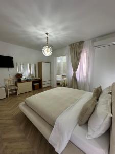Una cama o camas en una habitación de Vila Zoe BucharestAirport&Therme&Parking Otopeni