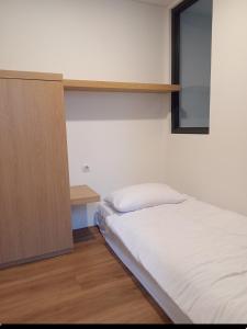 Postel nebo postele na pokoji v ubytování Freja BSD dekat ICE, Aeon, Toll + 11 fotografií