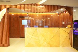 迪拜Manchester Plaza Hotel的大堂设有前台和木墙 更多26张照片