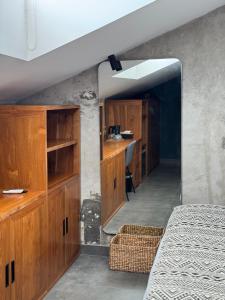een slaapkamer met houten kasten en een spiegel bij Flex Living Canggu in Canggu