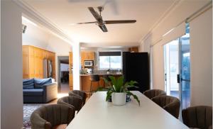 un soggiorno con tavolo e sedie bianchi di Paradise Holiday Home a Melbourne