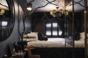 Llit o llits en una habitació de Crazy Bear Stadhampton
