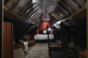 Llit o llits en una habitació de Crazy Bear Stadhampton