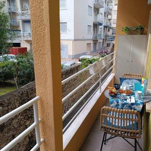 a table on the balcony of a apartment at Onda d'Oro in Finale Ligure