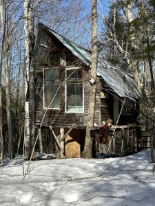 Into the Woods: Discover Our Charming Rustic Treehouse in Dorchester, NH durante el invierno