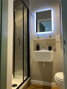 ein Badezimmer mit Waschbecken und Dusche in der Unterkunft Riverside Cottage with secure bike storage in Staveley