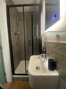 ein Badezimmer mit Dusche, Waschbecken und Dusche in der Unterkunft Riverside Cottage with secure bike storage in Staveley + 30 Fotos