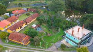 an aerial view of a house with a yard at Pousada Recanto das Orquideas in Santo Antônio do Pinhal