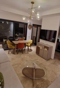 un salon avec une table et des chaises dans l'établissement Appartement Domaine de Noria, à Marrakech