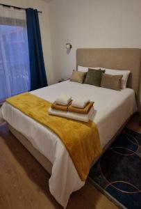 une chambre avec un grand lit avec des serviettes dessus dans l'établissement Appartement Domaine de Noria, à Marrakech