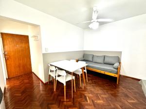 a living room with a couch and a table at Excelente ubicación en el Bv. más lindo de Rosario in Rosario +3 photos