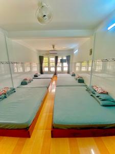 a row of beds sitting in a room at Nhà Nghỉ Cẩm Tiên 2 in Ha Tien