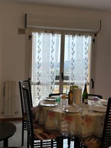 ヴァラッツェにあるResidenza Sole Varazzeのダイニングルーム(椅子付)、窓