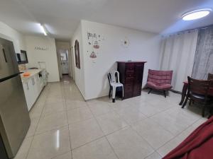 a room with a kitchen with a table and chairs at הבית בפיקא. צמוד לרמבם in Tiberias