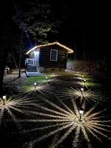 Aed väljaspool majutusasutust Charming Vintage Caravan Rental in Franklin, North Carolina for Mountain Glamping Escape