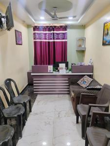 una sala d'attesa con scrivania e alcune sedie di Umas Regency a Guwahati Altre 7 foto