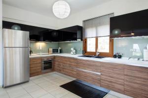 Η κουζίνα ή μικρή κουζίνα στο Artemis Luxury Villa - Hersonissos Private Pool Oasis