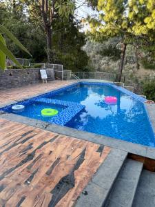 una piscina con tre frisbee di The Nature's Green Resort, Bhimtal, Nainital a Nainital