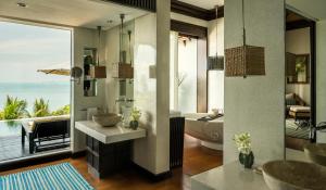 ein Badezimmer mit Badewanne, Toilette und Waschbecken in der Unterkunft Four Seasons Resort Koh Samui in Mae Nam