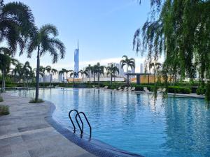 una piscina con palmeras en una ciudad en Trion Kuala Lumpur Near by TRX, en Kuala Lumpur